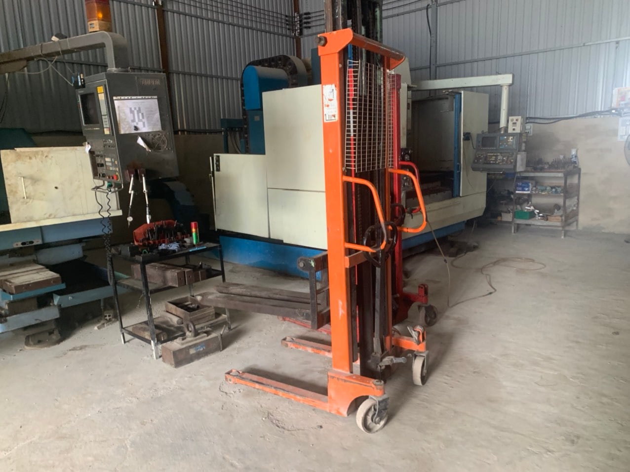Hand pallet truck